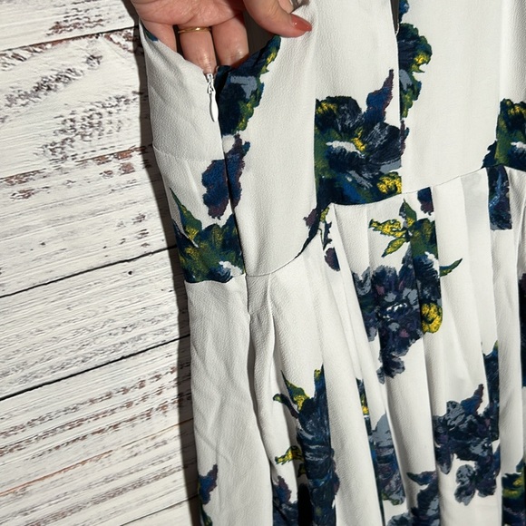 Free People Cloud Combo
Floral "Flutter By" Pleated Mini Dress 6 MSRP $128 - Picture 14 of 16